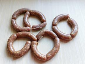 灌好的肉肠，轻轻的扭扭，分段。如图