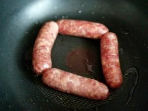 吃的时候提前取出化冻，之后平底锅中加入适量食用油，放入肠小火慢煎，将肠煎出即可。