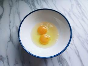 准备个大口碗，将鸡蛋打入器具中加入盐。