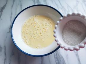 加入细砂糖，搅拌均匀。(糖的量可以根据个人喜欢来增减)