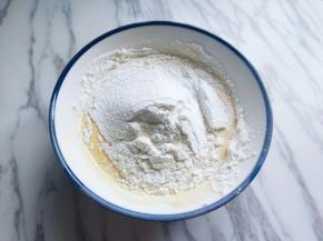 再加入中筋面粉。