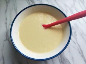 再次用硅胶铲搅拌均匀，面糊比较稠。