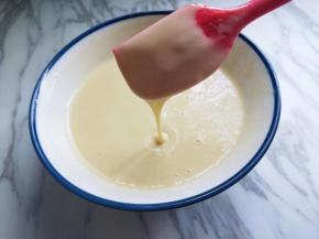 提起硅胶铲面糊自由流动。