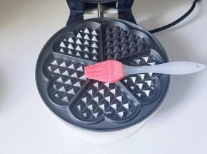 机器刷上少许食用油。