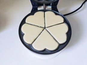 将面糊倒入烤盘模具中。