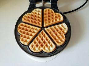 盖上机器盖子，待蒸汽消失，香味扑鼻而来，这时即可打开盖子，约3分钟。(小心烫手，戴上隔热手套再将盖子打开)