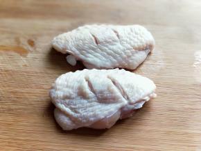 首先将鸡翅划两刀。