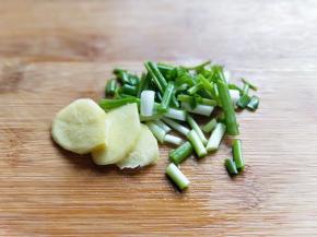 葱姜去皮切碎。