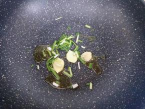 起油锅，加入切好的姜蒜炒香。