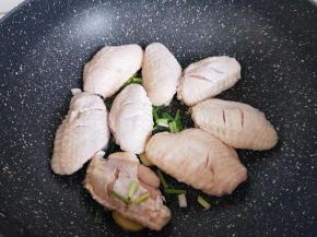 加入鸡翅，小火慢煎。