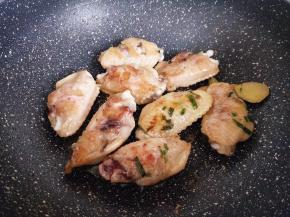 煎至两面金黄。