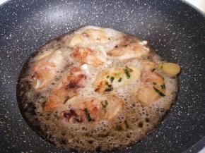 加入可乐，烧开后，转小火15分钟左右。