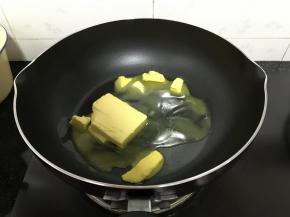 不粘锅内加入黄油，小火熬制