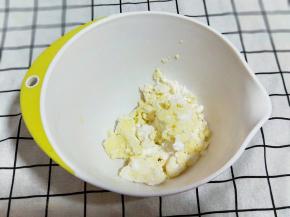 首先将黄油称重并切小块，室温软化，软化的黄油中加入糖粉，用硅胶铲搅拌均匀。(如果没有糖粉，细砂糖也可以，一定要细砂糖)