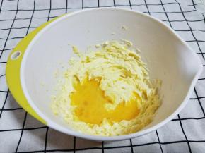 将糖粉和黄油用刮刀搅拌均匀，再启动电动打蛋器，打至黄油蓬松，体积变大，颜色变淡即可。之后分两次加入蛋液。