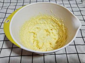 继续启动电动打蛋器，打至鸡蛋液和黄油完全融合后再加入一半蛋液，同样打至完全融合即可。