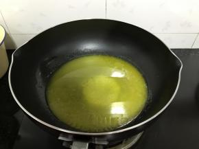 黄油全部融化即可加入其它食材