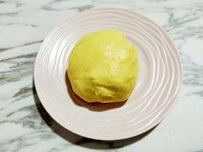 再揉成面团，盖上保鲜膜，放入冰箱冷藏松弛15分钟。