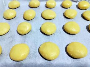 将面团从冰箱取出，分成等份的小面团，每个约10克。(大小也可以根据个人喜欢)