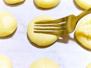 首先用叉子横着压出印记。