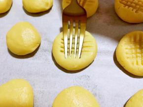 再将叉子竖着再压下去，这样就有了方格的压痕。(也可以省略)如图。