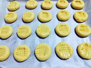 依次做完，摆放在垫有油纸的烤盘中。