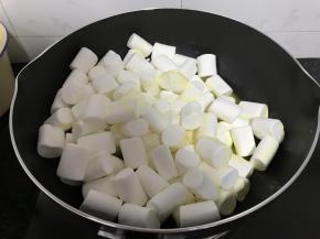 将称好的棉花糖倒入锅中