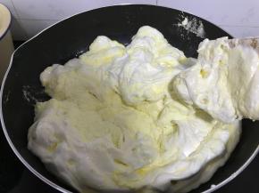 加入奶粉，不停的翻拌均匀（可以放抹茶奶粉 还可以加可可奶粉等）