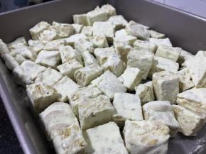 凉一会再切块，太软容易粘刀，不容易切平整