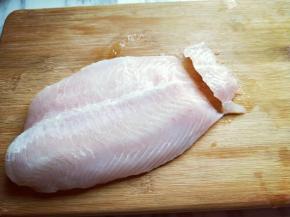 首先将龙利鱼切片，不要太薄，不然容易碎。