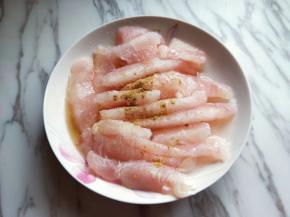 切好的龙利鱼放入器具中，加入料酒，十三香，盐腌制15分钟。