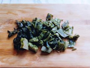 酸菜洗干净，切块。