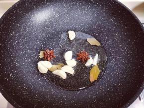 起油锅，加入香料炒出香味儿。