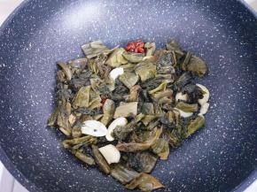 再加入酸菜，小火翻炒。