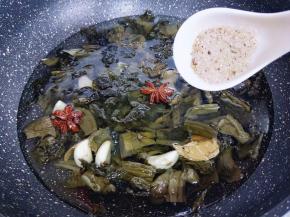 再加入煮酸菜鱼的调味料，大火烧开，小火慢煮15分钟。