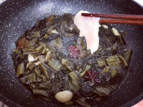 加入腌制好龙利鱼，速度尽量快些。