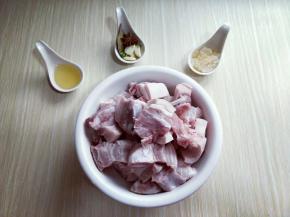 准备食材，将猪肉切块，(块的大小根据个人喜欢)葱姜去皮切碎。