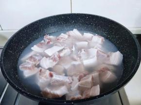 猪肉焯水，水烧开后，加入切好的猪肉，焯水2分钟即可，捞出淋干水份。