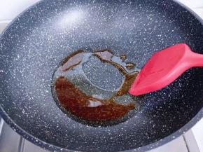 起油锅，加入冰糖，小火炒至褐色。