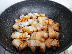 加入焯水的五花肉，炒糖色。