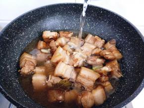 加入开水，没过肉为佳，加入香料，盖上盖子，大火烧开，转小火慢炖约40分钟。