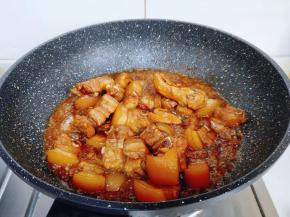 可以用一根筷子扎一下来辨别猪肉是否烂糊，觉得可以了，加入盐，大火收汤。