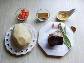 准备食材，胡萝卜去皮切块。