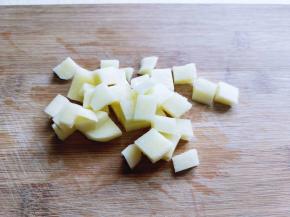 土豆去皮切丁。