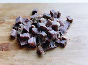 熟牛肉，切小块。也可以根据个人喜欢切牛肉的大小块。（我刚好用高压锅压了很多牛肉，如果选用生牛肉也可以。）