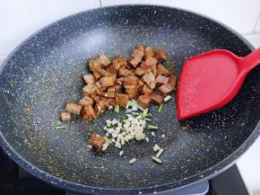 再加入切好的葱蒜。