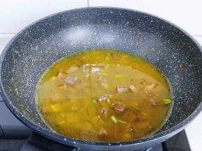 加入纯净水，没过牛肉。