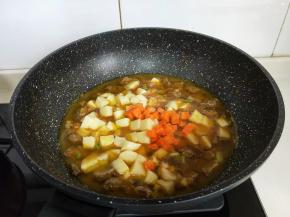 加入胡萝卜丁与土豆丁。