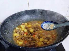 加入冰糖，大火烧开将土豆煮熟即可。