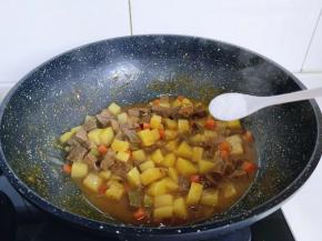 加入盐，可以根据个人口味调味。